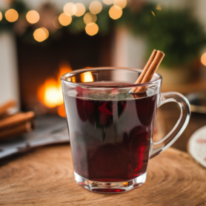 tasse transparente avec du vin chaud aux épices : cannelle